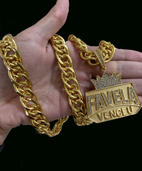 Cordão Romano 13mm + Pingente Favela Venceu - Banhado a Ouro 18k