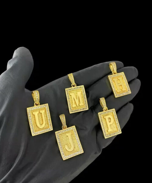 Pingente Letra Borda Cravejada (p) - Banhado a Ouro 18k