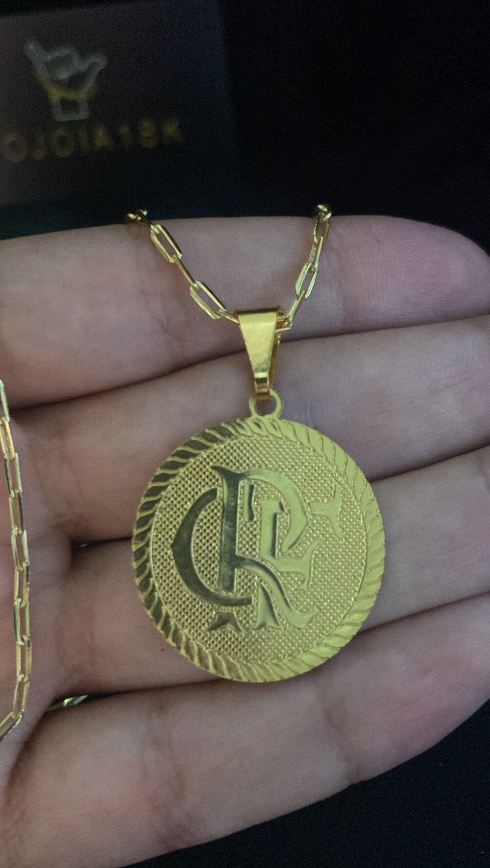 Cordão Cadeado Alongado 1Mm + Pingente Crf - Banhado A Ouro - Imagem 2