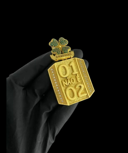 Pingente 01 Não é 02 Trevo Personalizado g - Banhado a Ouro