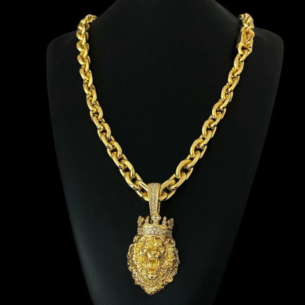 Cordão Cadeado 12Mm + Pingente Leão Rei - Banhado A Ouro