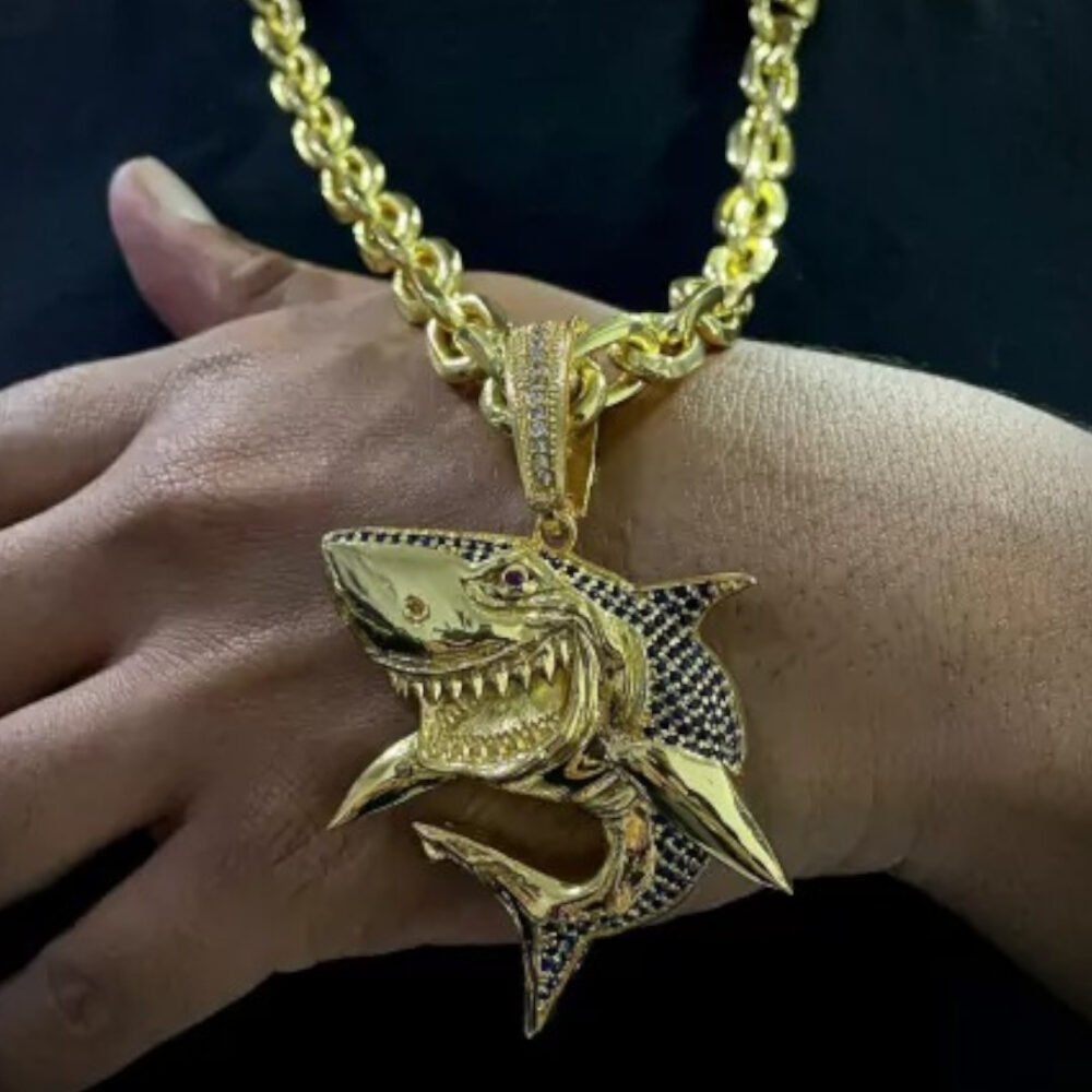 Cordão 12Mm Cadeado + Pingente Tubarão - Banhado A Ouro 18K - Imagem 3