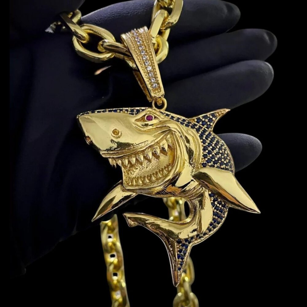 Cordão 12Mm Cadeado + Pingente Tubarão - Banhado A Ouro 18K