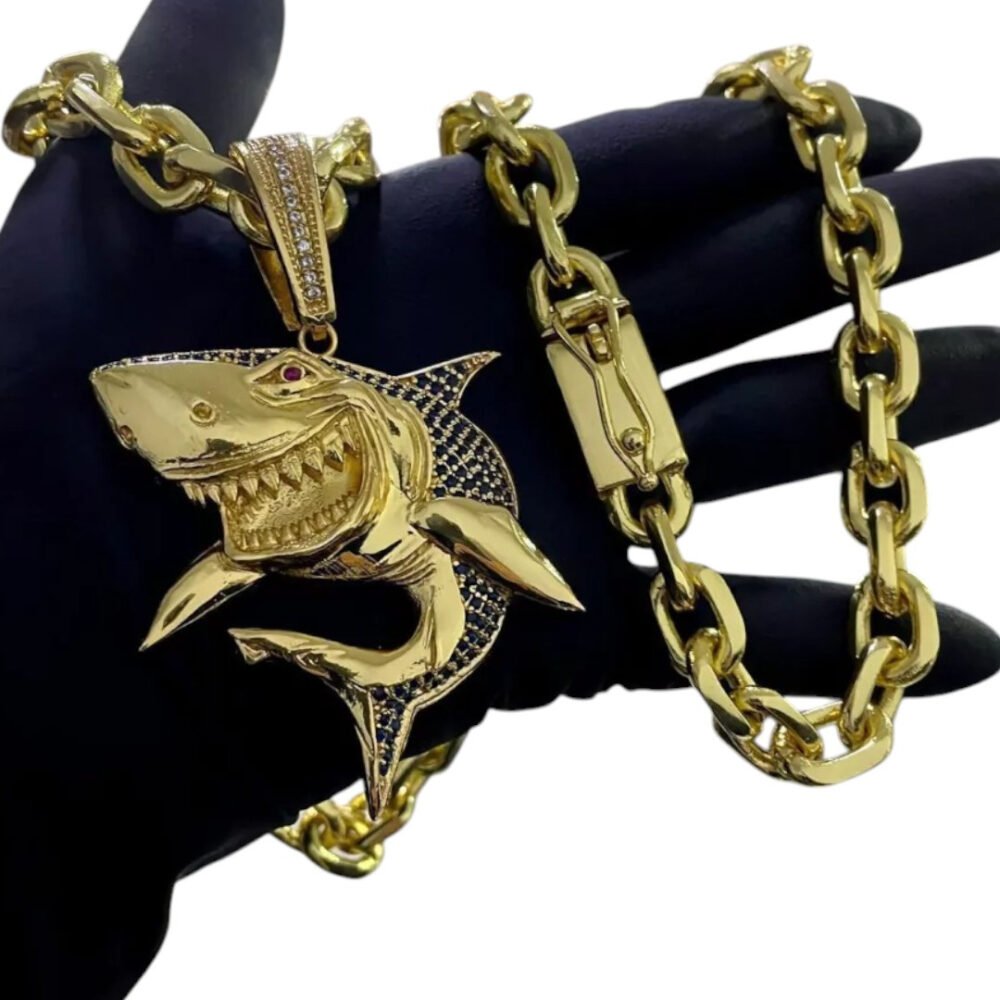 Cordão 12Mm Cadeado + Pingente Tubarão - Banhado A Ouro 18K - Imagem 2