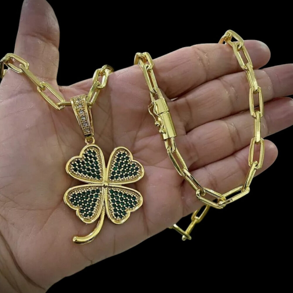 Cordão 7Mm Cadeado Alongado+ Pingente Trevo - Banhado A Ouro
