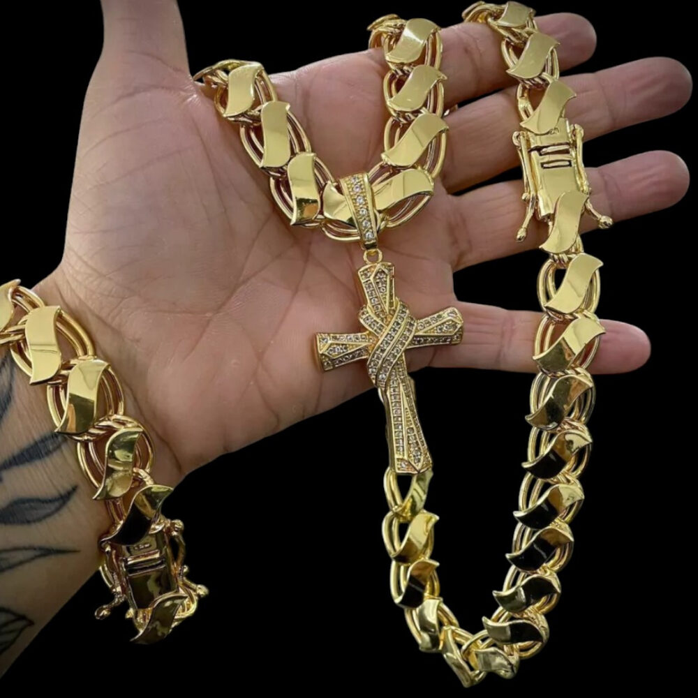 Cordão 13Mm Friso S + Pingente Cruz Amarrada Banhado A Ouro