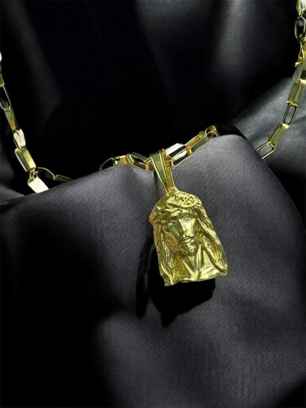 Cordão Tijolinho 8Mm + Pingente Cristo - Banhado A Ouro 18K - Imagem 2