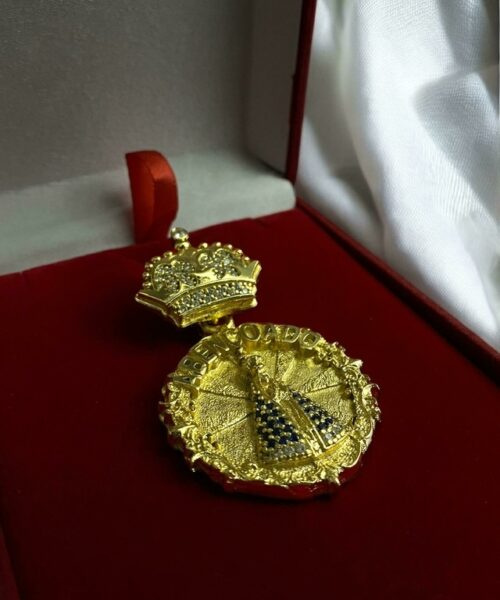 Pingente Santa Abençoado Coroa P - Banhado a Ouro 18k