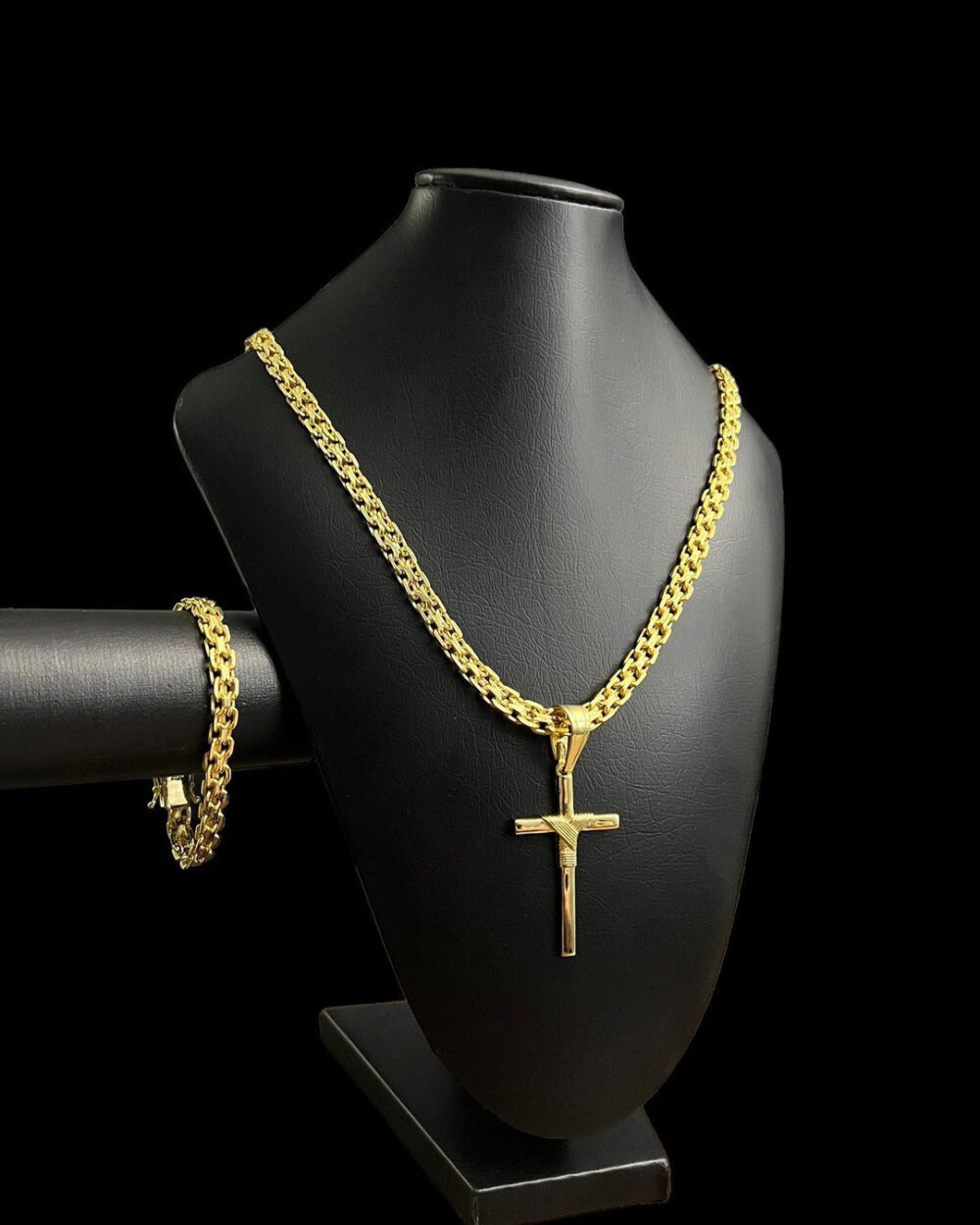 Cordão E Pulseira Cadeado Duplo 10Mm + Pingente Cruz - Banhado A Ouro 18K - Imagem 2