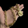 Cordao Cadeado 14Mm Pingente Mao Rezando Banhado A Ouro 18K Preto