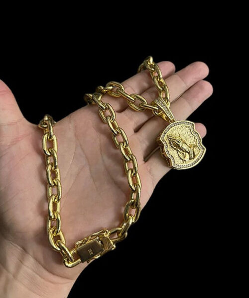 Cordão Cadeado 14mm + Pingente Mão Rezando - Banhado a Ouro 18k