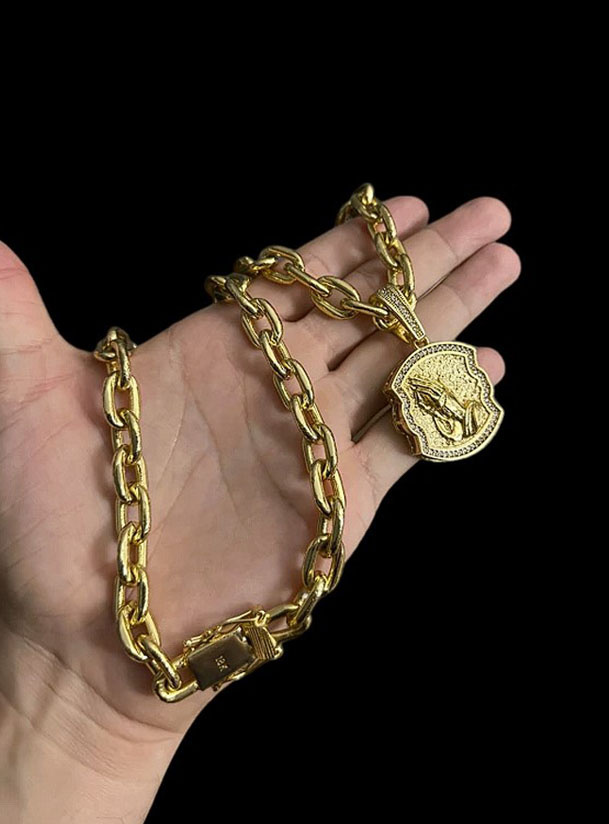 Cordao Cadeado 14Mm Pingente Mao Rezando Banhado A Ouro 18K Preto