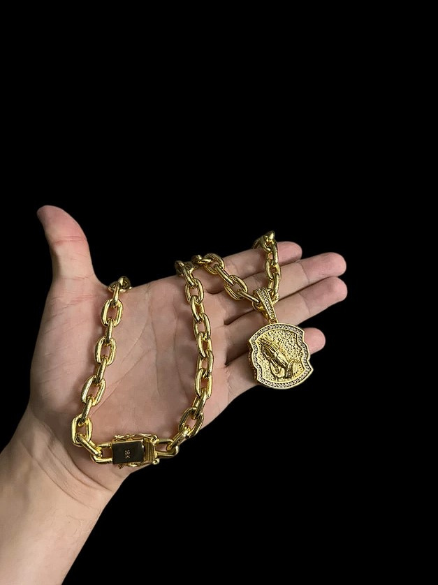 Cordao Cadeado 14Mm Pingente Mao Rezando Banhado A Ouro 18K2