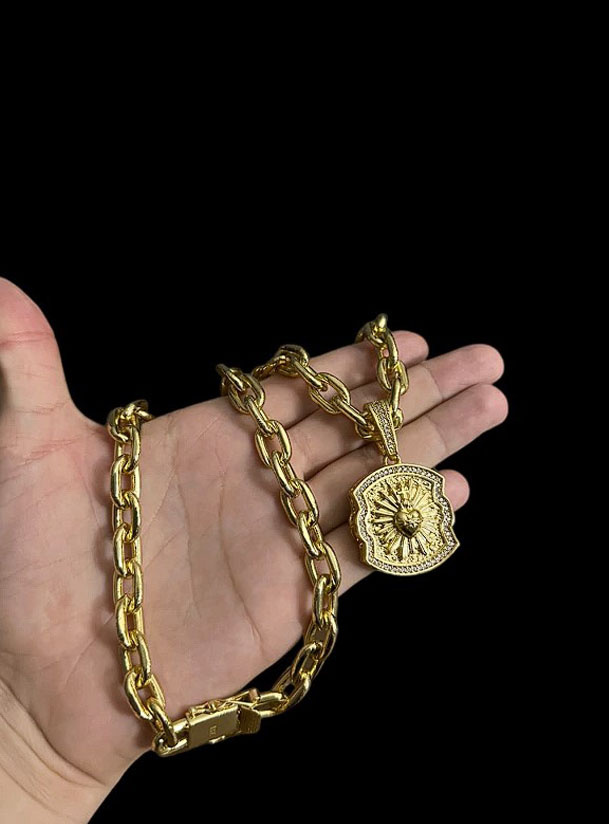 Cordao Cadeado 14Mm Pingente Sagrado Coracao Banhado A Ouro 18K Preto