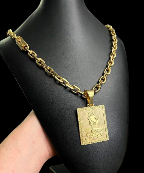 Cordão Cadeado 12mm + Pingente mão Rezando - Banhado a ouro 18k