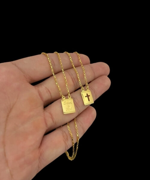 Escapulário Tijolinho 1mm Deus É Fiel Cruz Banhado A Ouro 18k