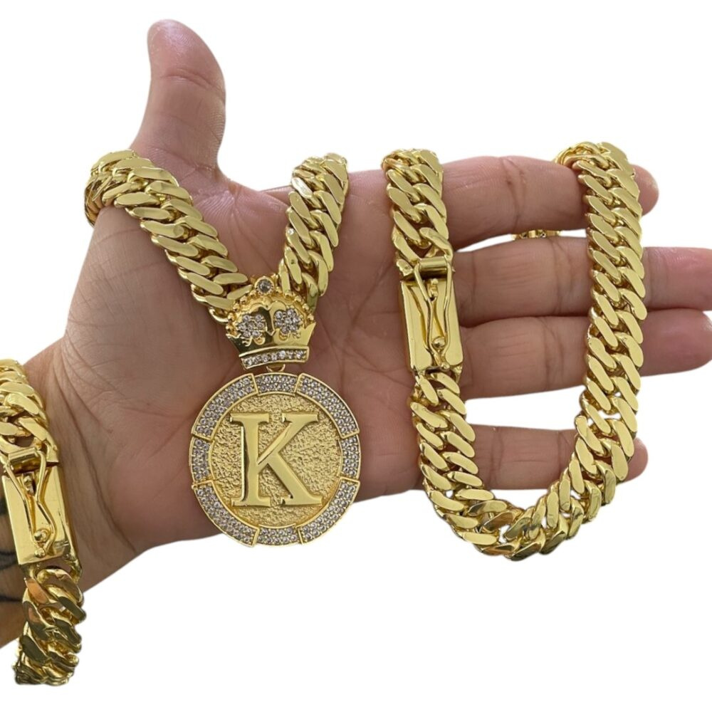 Kit Grumet 13Mm + Pingente Letra Medalha Cravejada Ouro