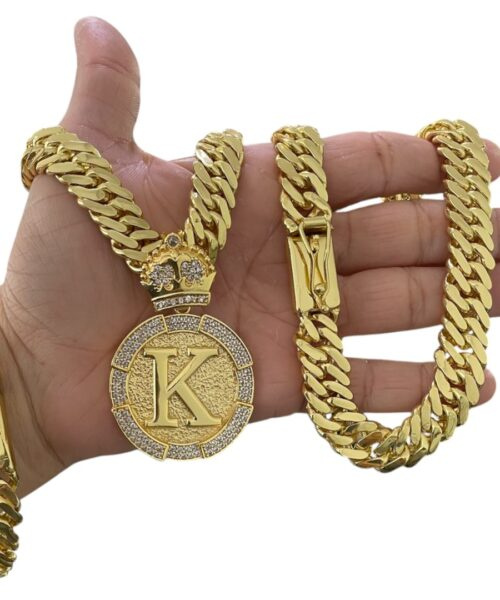 Kit Grumet 13mm + Pingente Letra Medalha Cravejada Ouro