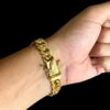 15356535844 Pulseira Grumet 13Mm Fecho Duplo Cravejado Mao Oracao Banhado A Ouro 18K3