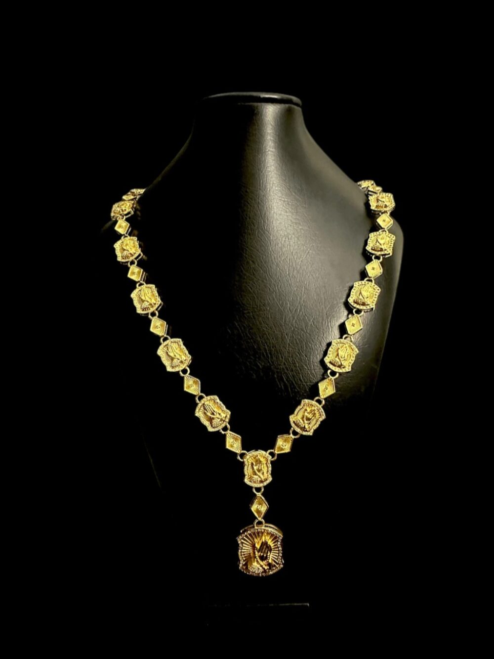 Cordão Mão Orando Cravejado Banhado A Ouro 18K