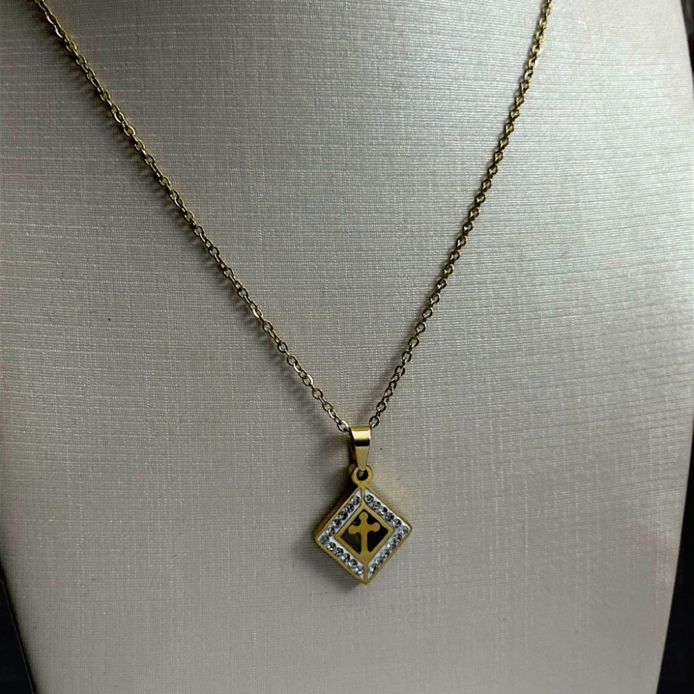 Cordão Cadeado + Cruz Feminino 1Mm - Banhado A Ouro 18K